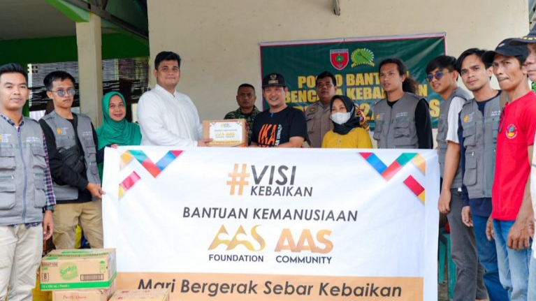 Andi Amar Ma’ruf Sulaiman Community (AAS Community) mengunjungi dan memberi bantuan ke warga terdampak kebakaran gedung toko dan gudang plastik di Kelurahan Mandai Batangase Maros, Jum'at (24/2/2023).