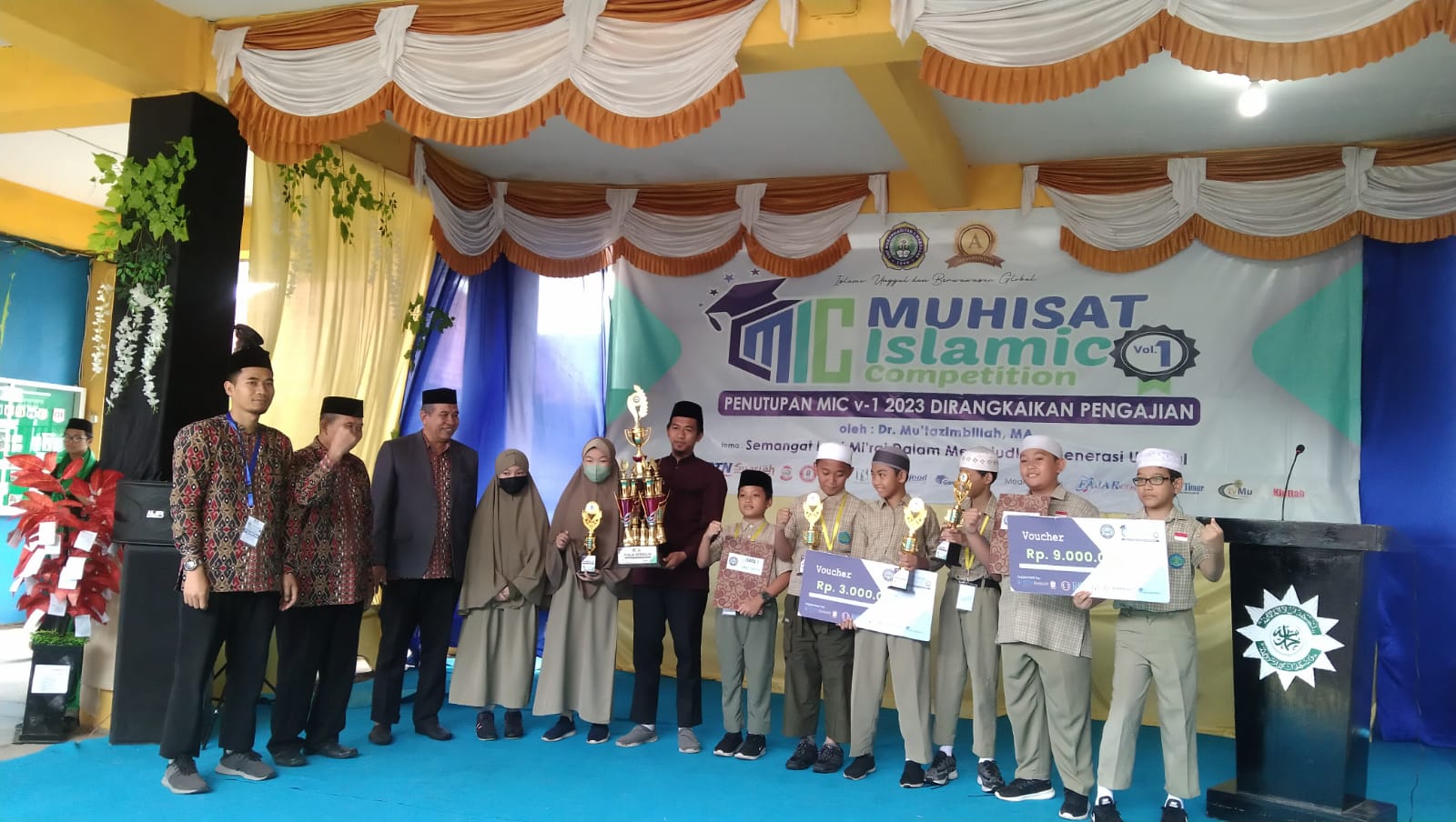 Lomba Muhisat Islamic competition (MIC) SMP Muhammadiyah 1 Makassar Volume 01 Tahun 2023 tingkat SD/MI se-kota Makassar resmi ditutup, Sabtu (25/2/2023). Dalam MIC kali ini memperebutkan piala bergilir, yang dimana tahun ini dimenangkan oleh SD IT Wihdatul Ummah Kota Makassar.