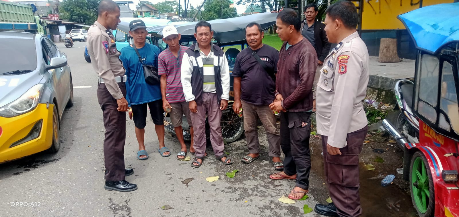 Sebagai wujud kepedulian Personil Polsek Bungoro Polres Pangkep cegah gangguan Kamtibmas dengan Aktif melakukan giat patroli dialogis di Wilayah hukum Polsek Bungoro, kali ini menyapa komunitas Bentor yang tengah menunggu penumpang, Sabtu (25/2/2023).