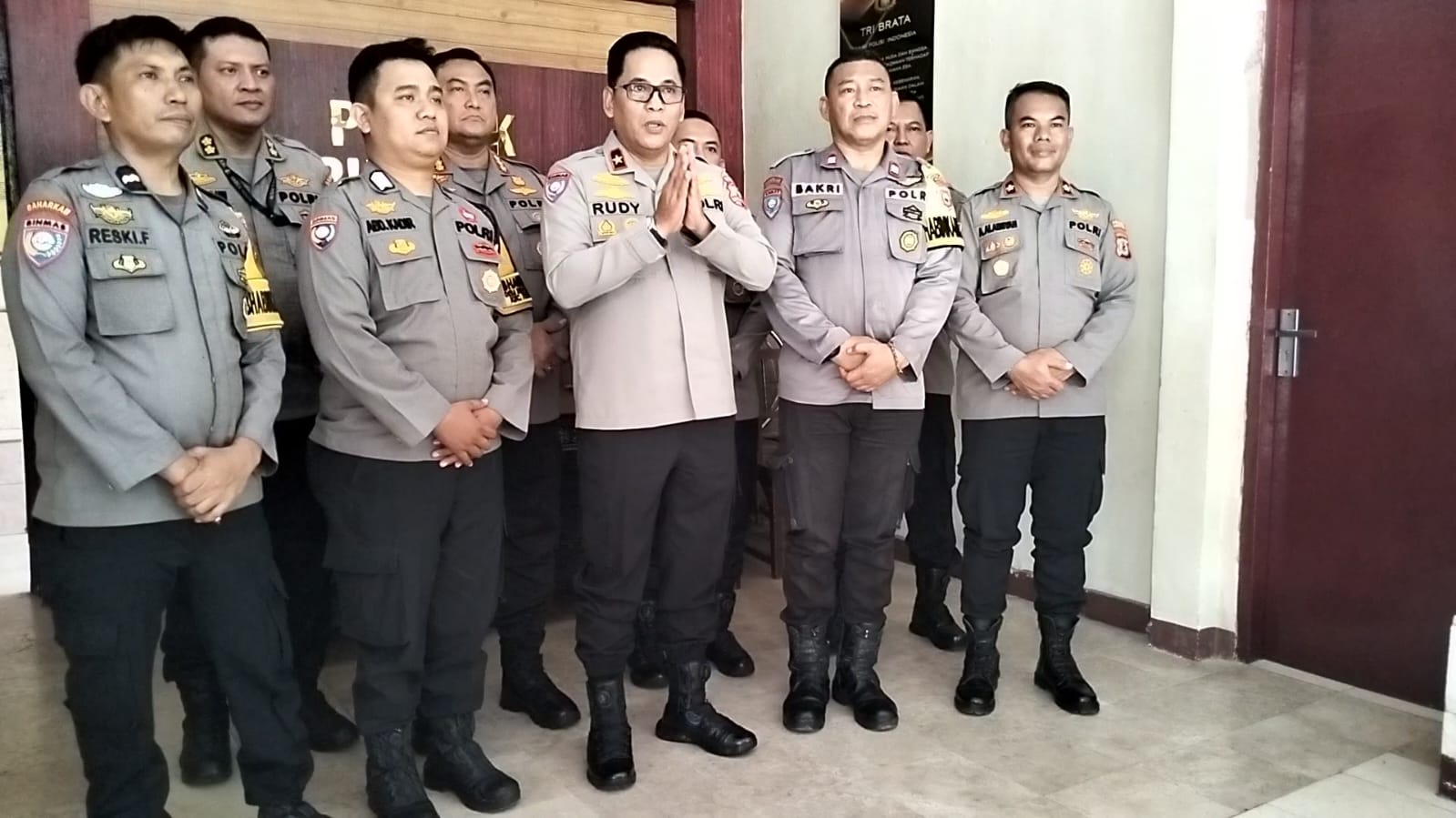 Kapolsek Bungoro Kompol Andi Alamsyah, SH.MH menerima kunjungan Tim dari Baharkam Mabes Polri yang diketuai oleh Dir Bintibmas Brigjen Pol M. Rudy Syafruddin, SIK. MH, Rombongan tim dari Baharkam Mabes Polri tiba di Polsek Bungoro, Pangkep, Selasa (28/2/2023).