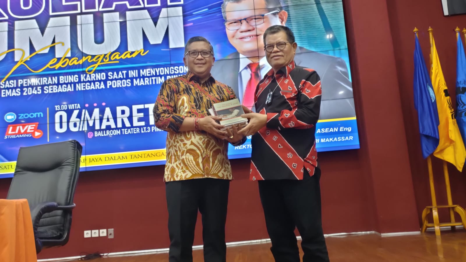 Rektor UNM Prof Dr Ir Husain Syam menerima buku Soekarno dari Sekjen DPP PDI Perjuangan, Hasto Kristiyanto di Ballroom Teater Pinisi UNM Lt 3, Senin (6/3/2023). Dalam diskusi tersebut Prof Dr Ir Husain Syam ajak mahasiswa aktulisasikan pemikiran Ir. Soekarno.