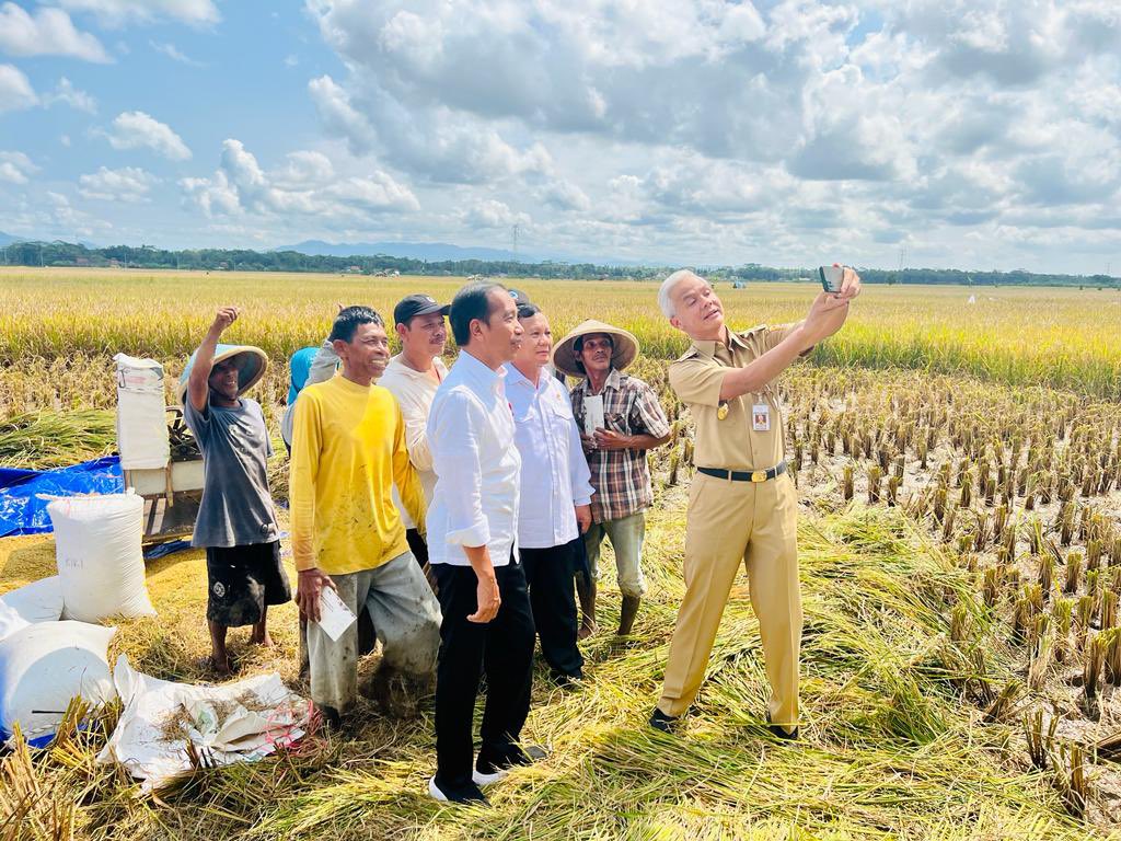 Menhan Prabowo Subianto dan Gubernur Jawa Tengah Ganjar Pranowo "debut" tampil bersama, saat mendampingi Presiden Joko Widodo (Jokowi) dalam agenda panen raya di Desa Lejer, Kecamatan Ambal, Kebumen, Kamis (9/3/2023).