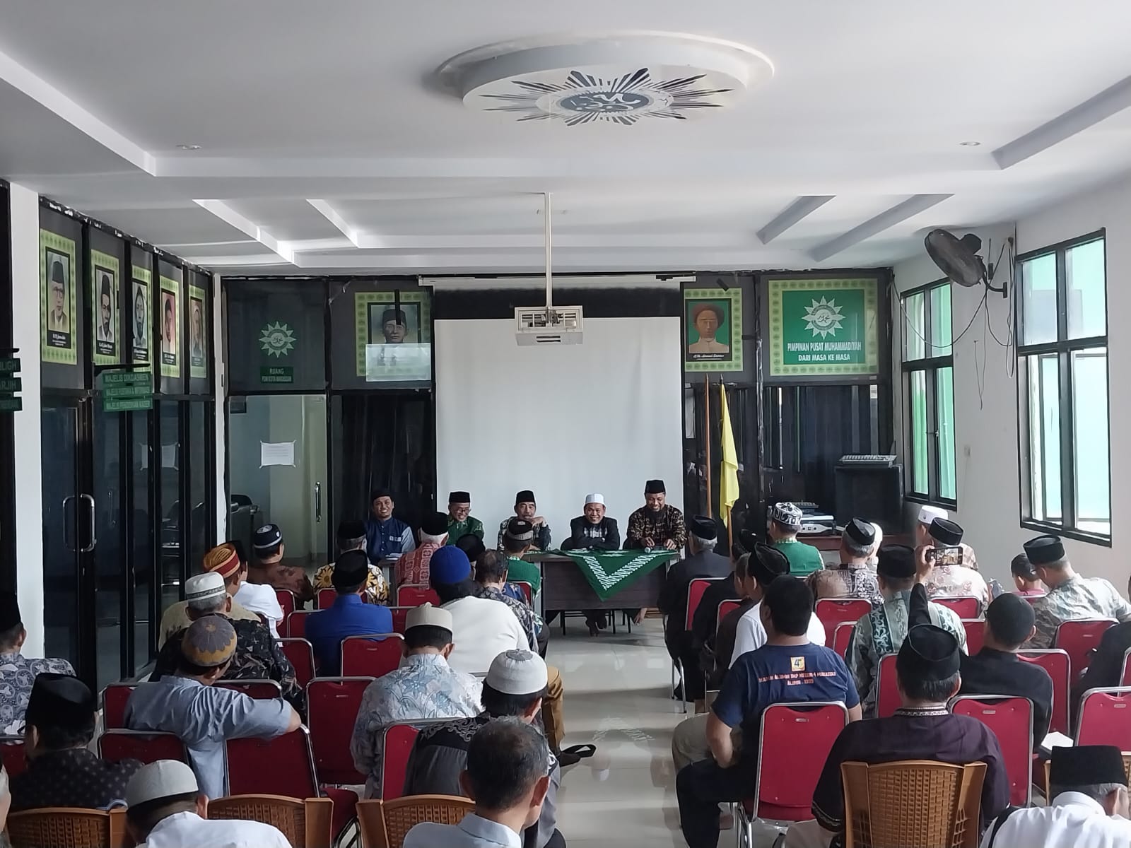 Suasana Kegiatan tarhib atau pengajian Muhammadiyah Makassar berlangsung di Pusat Dakwah Islamiyah Muhammadiyah, Jl Gunung Lompobattang No 201 Makassar, Minggu (19/3/2023) kemarin. Sebanyak 193 Muballigh bakal bertugas saat ramadan.