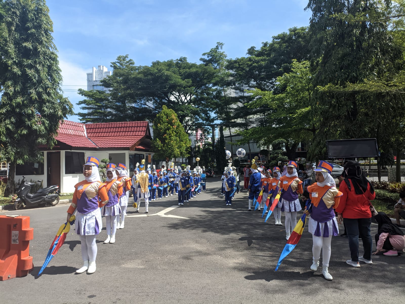 Makassar Drum Corps Competition (MDCC) menggelar street parade festival drum band untuk pertama kali di tahun 2023 pasca pandemi COVID-19, Minggu (19/3/2023) kemarin.