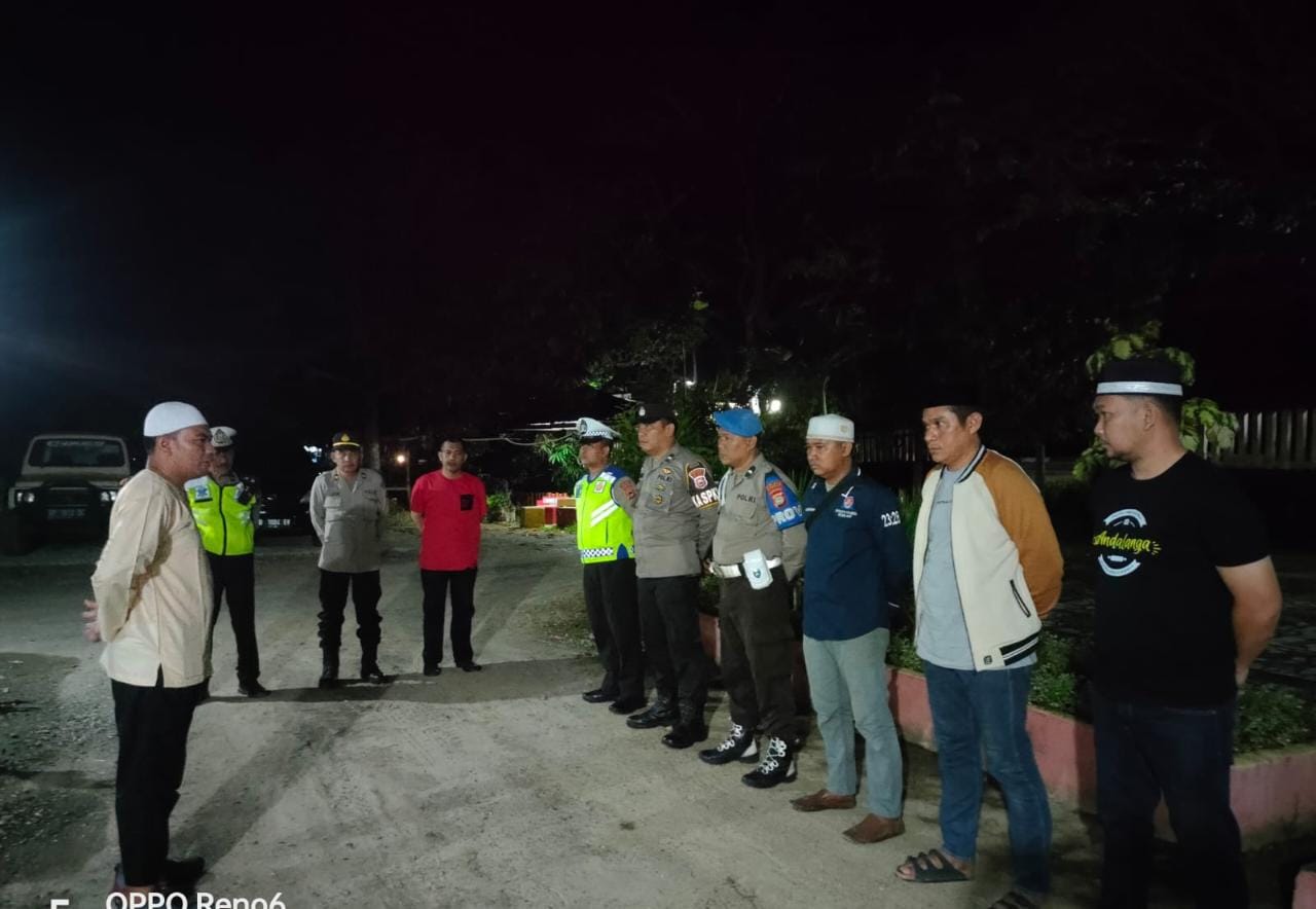 Kapolsek Bungoro Kompol Andi Alamsyah, SH.MH mengumpulkan personilnya, Minggu (26/3/2023). Ini dalam rangka menyikapi kelurahan masyarakat terkait maraknya pemuda yang sering lakukan konvoi dan balap liar pada saat larut malam dengan menggunakan knalpot Racing atau brong.