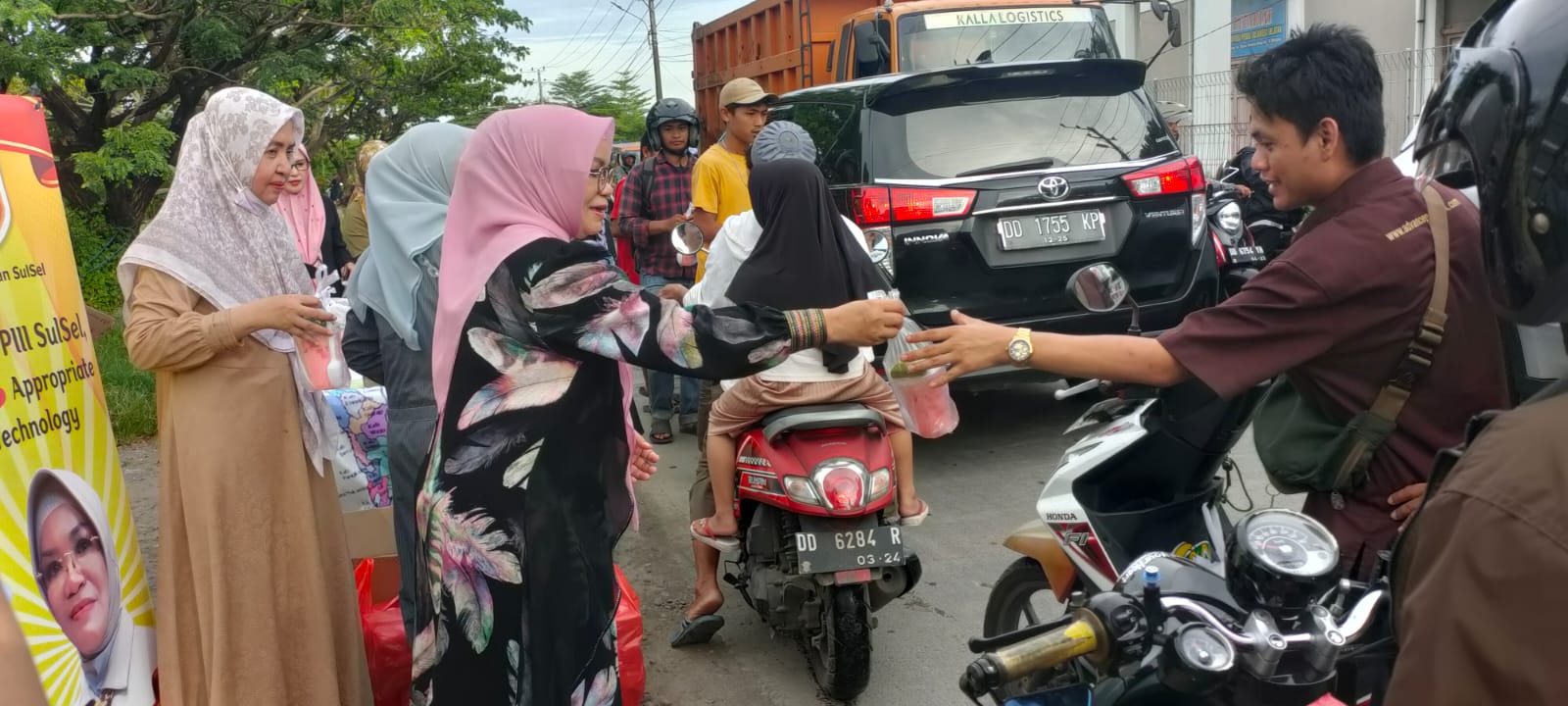 Ketua Persatuan Istri Insinyur Indonesia (PIII) Perwakilan Sulawesi Selatan (Sulsel), Liestiaty F Nurdin Abdullah berbagi-bagi takjil kepada pengguna jalan, di Jalan Metro Tanjung Bunga Makassar, Senin (27/3/2023).