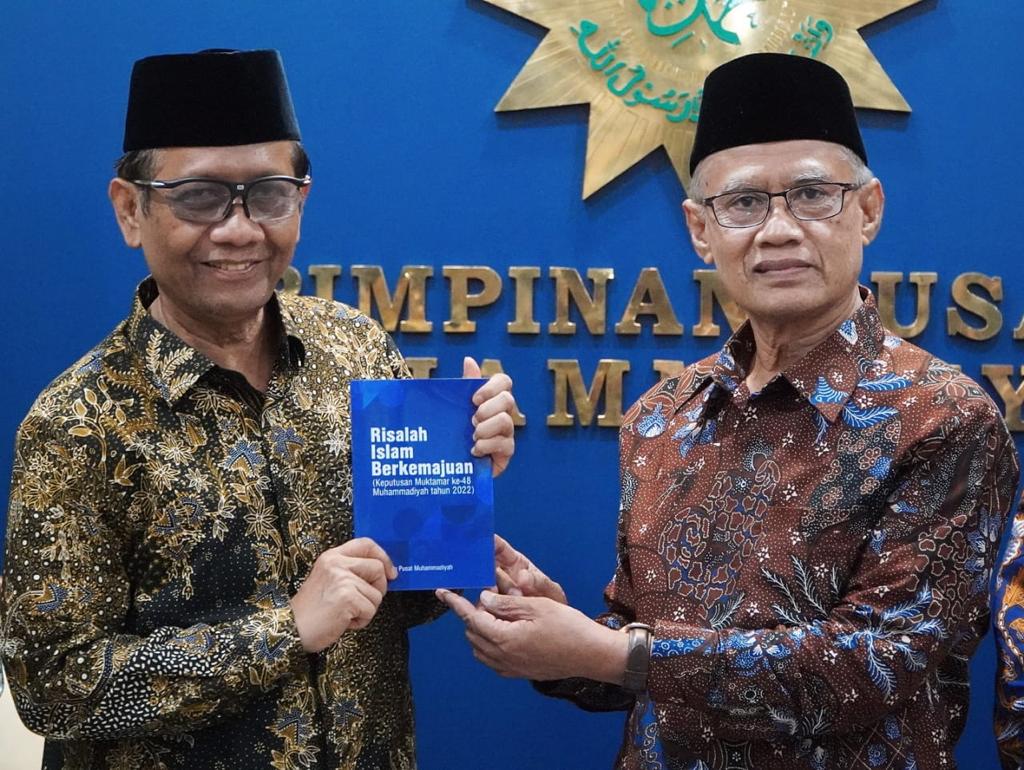 Ketua Umum PP Muhammadiyah Haedar Nashir menerima kunjungan Menteri Koordinator Bidang Politik, Hukum, dan Keamanan (Menkopolhukam) Mohammad Mahfud MD di kantor PP Muhammadiyah jl. Cik Ditiro, Senin (3/4/2023).