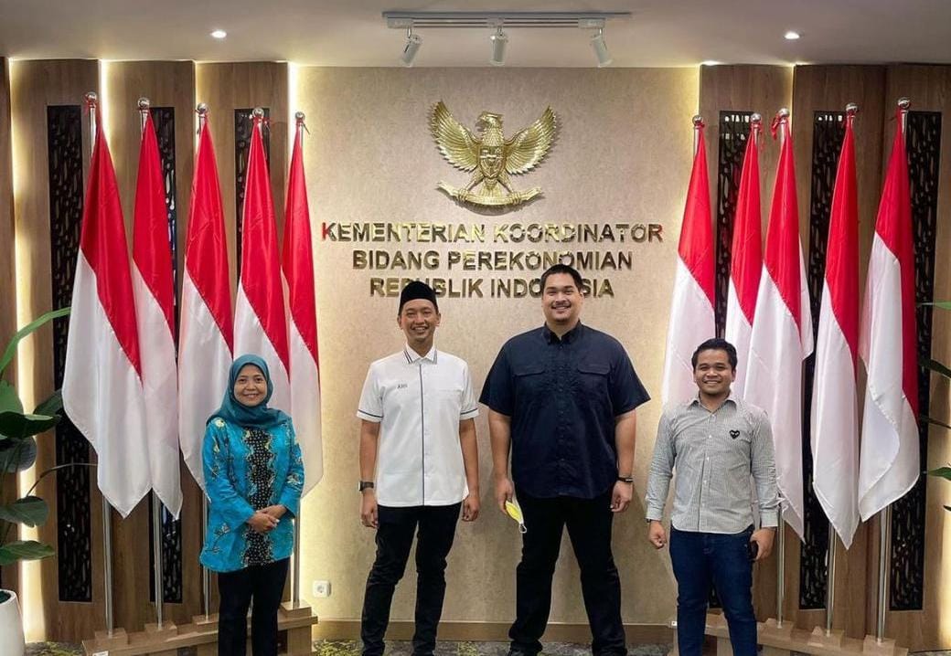 Pengurus Yayasan Perkaderan Insan Cita (YPIC) berfoto bersama Dito Ariotedjo, diketahui bahwa Presiden Joko Widodo resmi melantik Dito Ariotedjo sebagai Menteri Pemuda dan Olahraga, di Istana Negara, Senin (3/4/2023).