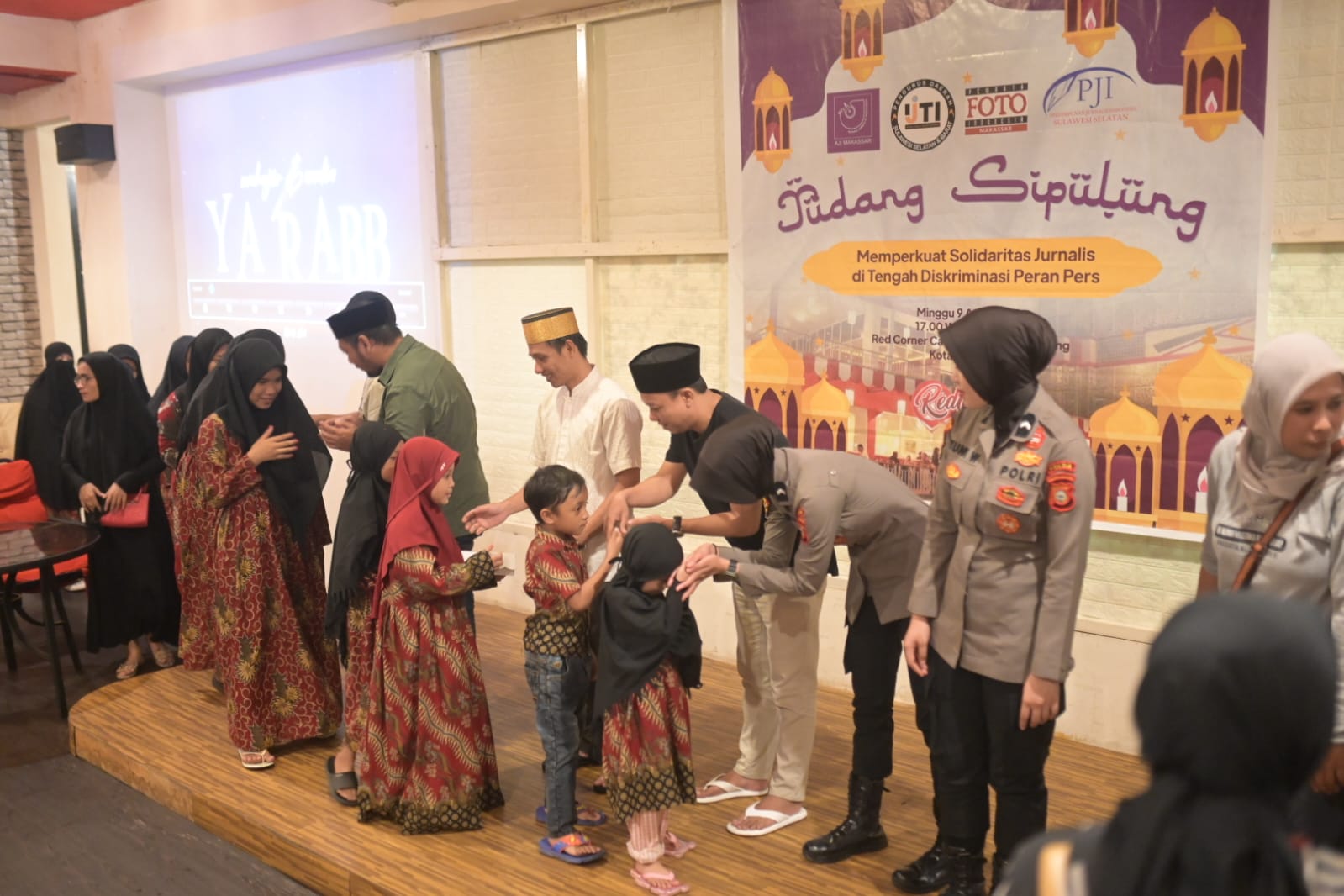 Empat organisasi profesi jurnlalis di Sulawesi Selatan menggelar acara buka puasa bersama puluhan anak panti asuhan di Redcorner Cafe, Jalan Yusuf Dg Ngawing, Kota Makassar, Minggu (9/4/2023).