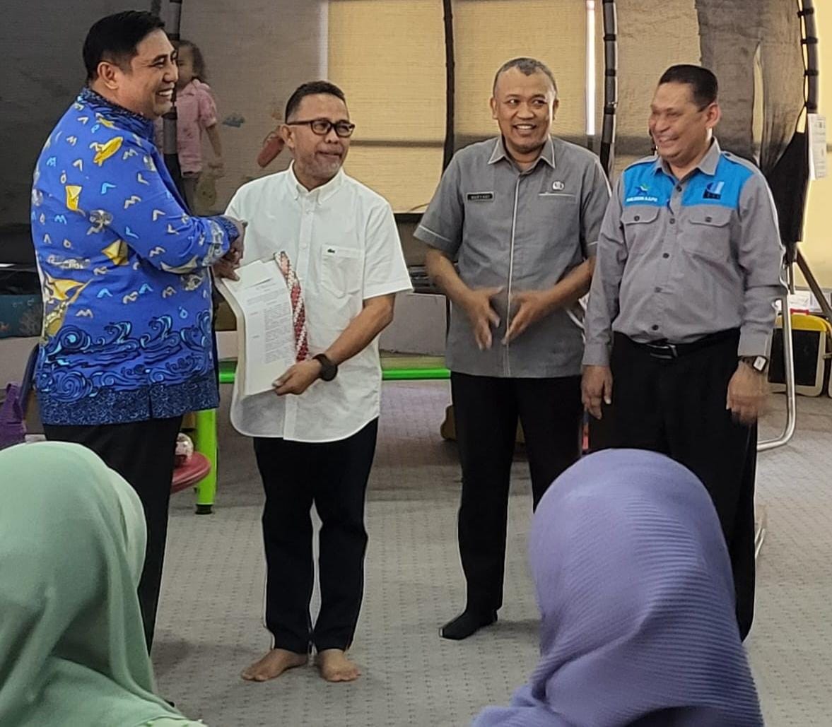 Bupati Maros Chaidir Syam melaunching Inovasi Dinas Perpustakaan dan Kearsipan Maros bertajuk "Gerakan Emak-Emak Berliterasi dan Berkreasi" di Perpustakaan Ibu dan Anak Kabupaten Maros, Kamis (13/4/2023).