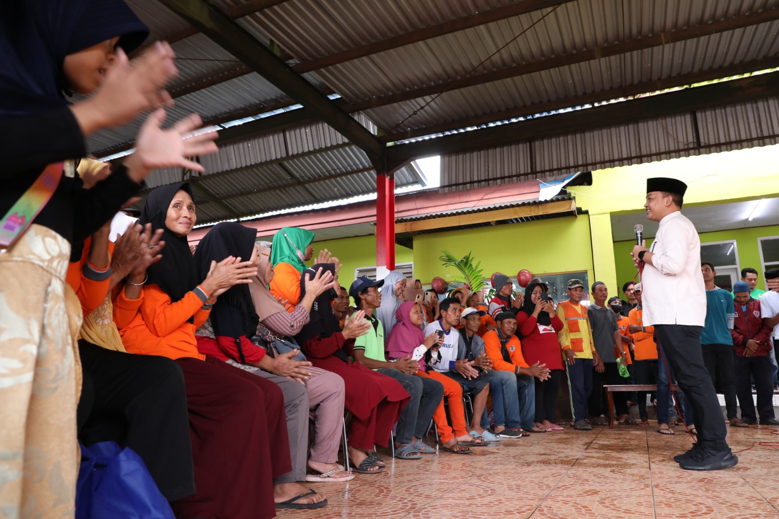 Sebanyak 458 petugas kebersihan dan petugas harian Dinas Lingkungan Hidup (DLH) mendapatkan paket lebaran dari Bupati Bantaeng, DR Ilham Azikin. Paket lebaran ini diberikan agar para petugas kebersihan bisa ikut merayakan hari lebaran dengan bahagia, Minggu (16/4/2023).