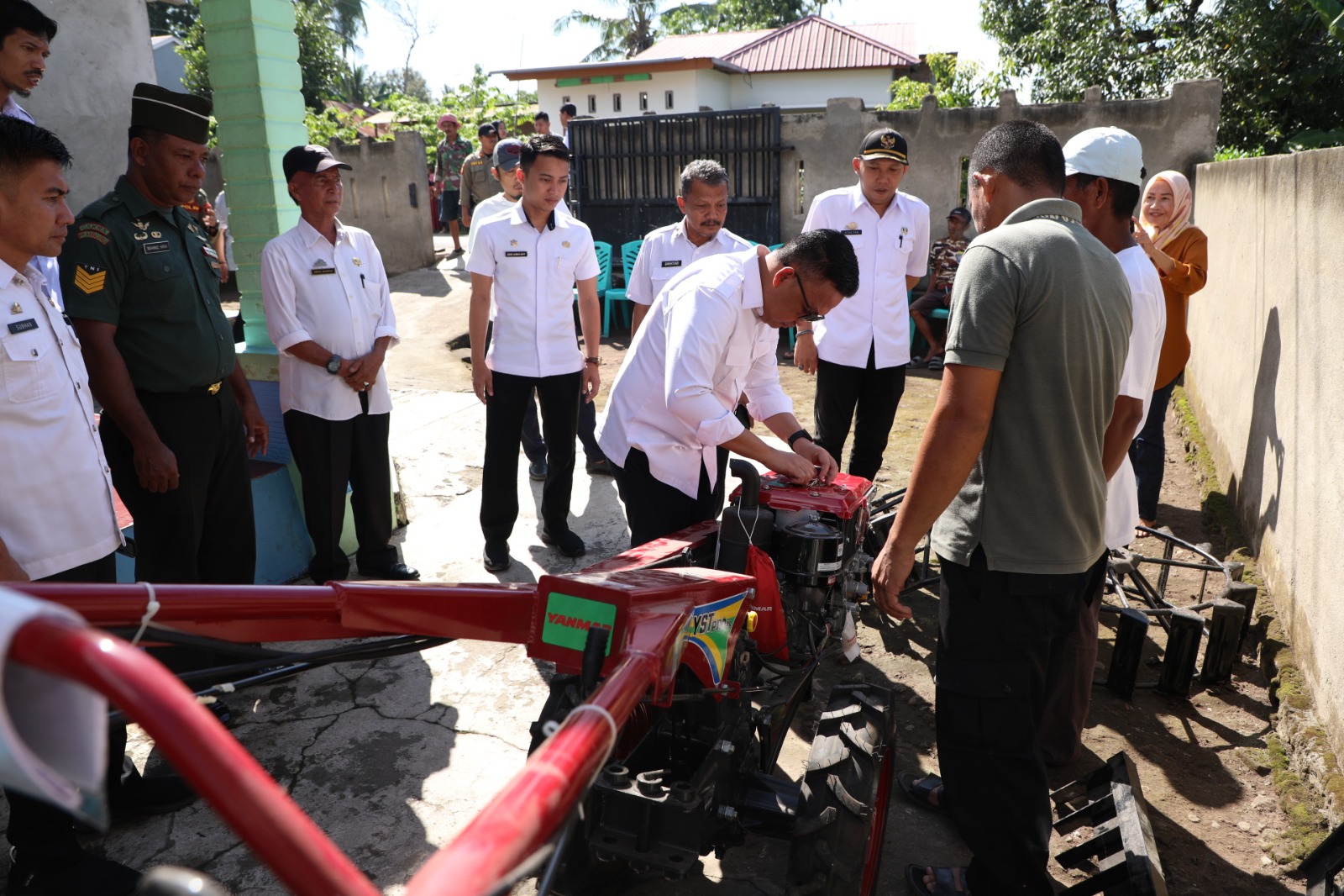 Bupati Bantaeng DR Ilham Azikin saat meninjau lokasi penangkaran benih di Kecamatan Gantarangkeke, Rabu (3/5/2023). Kabupaten Bantaeng bakal menjadi daerah penyuplai bibit kopi, kelapa dan pala terbaik di Sulsel. Lahan seluas 4,5 hektare dijadikan pusat penangkaran benih-benih terbaik ini.