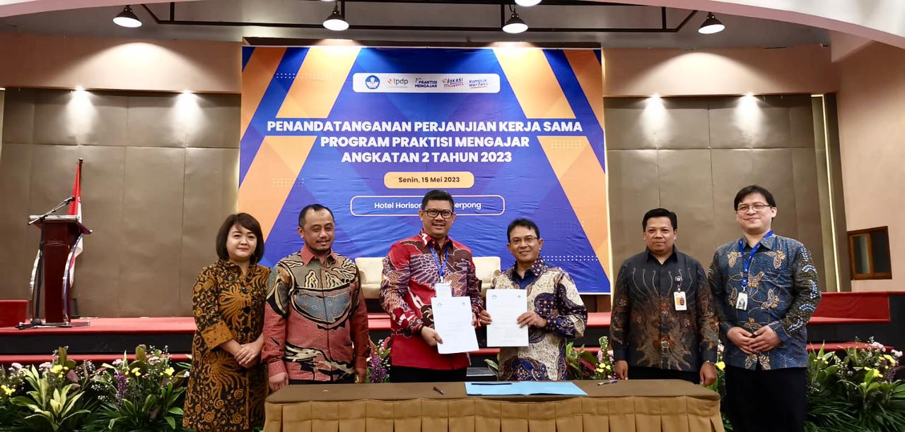 Universitas Negeri Makassar (UNM) baru saja diganjar dengan pujian oleh Kementerian Pendidikan dan Kebudayaan (Kemendikbud) yang diwakili oleh Direktur Sumber Daya Dikti Kemendikbud ristek, Dr. Sofwan Efendi, M.Ed.