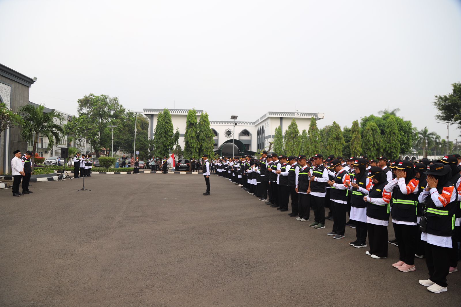 489 Petugas Penyelenggara Ibadah Haji (PPIH) Arab Saudi diberangkatkan, Sabtu (20/5/2023). Mereka terdiri dari 100 petugas haji Daerah Kerja (Daker) Bandara, 248 petugas haji Daker Madinah, 12 petugas di Kantor Urusan Haji (KUH) Jeddah, serta 129 tenaga kesehatan.