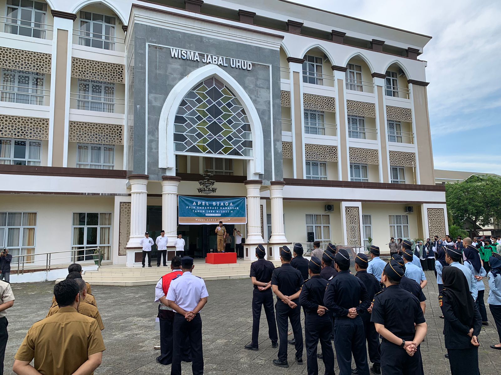 Panitia Penyelenggara Ibadah Haji (PPIH) Embarkasi Makassar menggelar Apel Siaga di halaman Wisma Jabal Uhud Asrama Haji Sudiang Makassar, Senin (22/5/2023).