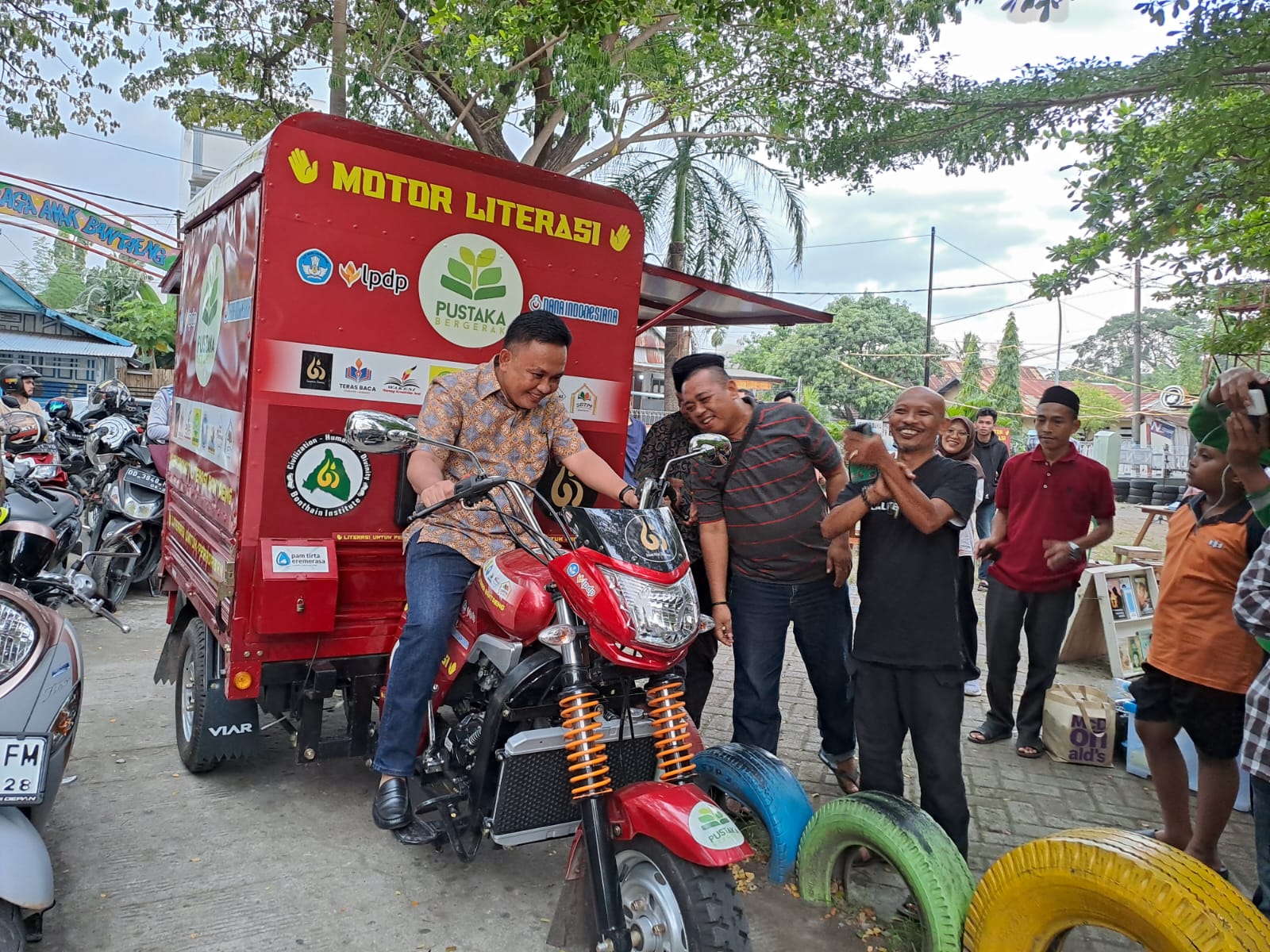 Bupati Bantaeng, Ilham Azikin didampingi Ketua TP PKK Bantaeng, Sri Dewi Yanti menghadiri Launching Buku Gemuruh Literasi dan Motor Literasi di Taman Bermain, Pantai Seruni, Kecamatan Bantaeng, Sabtu (20/5/2023).