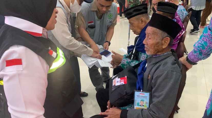 Jemaah haji Kloter pertama Embarkasi Makassar mulai memasuki Area Asrama Haji Sudiang Makassar dan langsung menuju Aula Arafah yang menjadi lokasi penerimaan Jemaah haji oleh Panitia Penyelenggara Ibadah Haji (PPIH ), Selasa (23/5/2023). Terlihat jemaah tertua asal kloter 1 makassar yang bernama Daeng Mile Kobang (90) tahun.