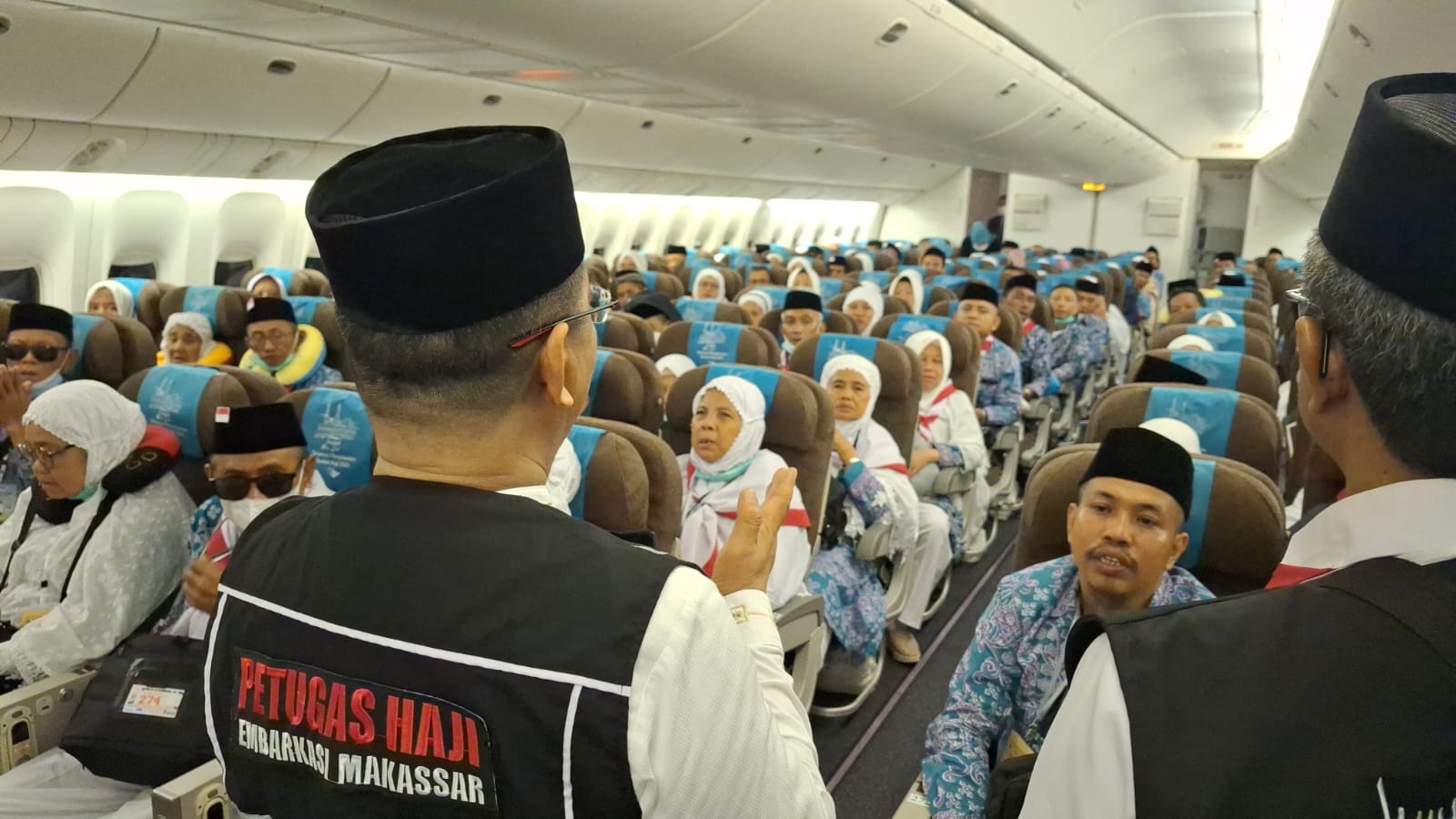 Operasional penyelenggaraan ibadah haji 1444 H/2023 M di Embarkasi Makassar sudah memasuki hari kedua, Ditandai dengan keberangkatan kelompok terbang (kloter) Kedua Embarkasi Makassar (UPG). Berlangsung di Aula Mina Asrama Haji Sudiang, Rabu (24/5/2023) yang menjadi Aula Pemberangkatan Embarkasi Makassar.