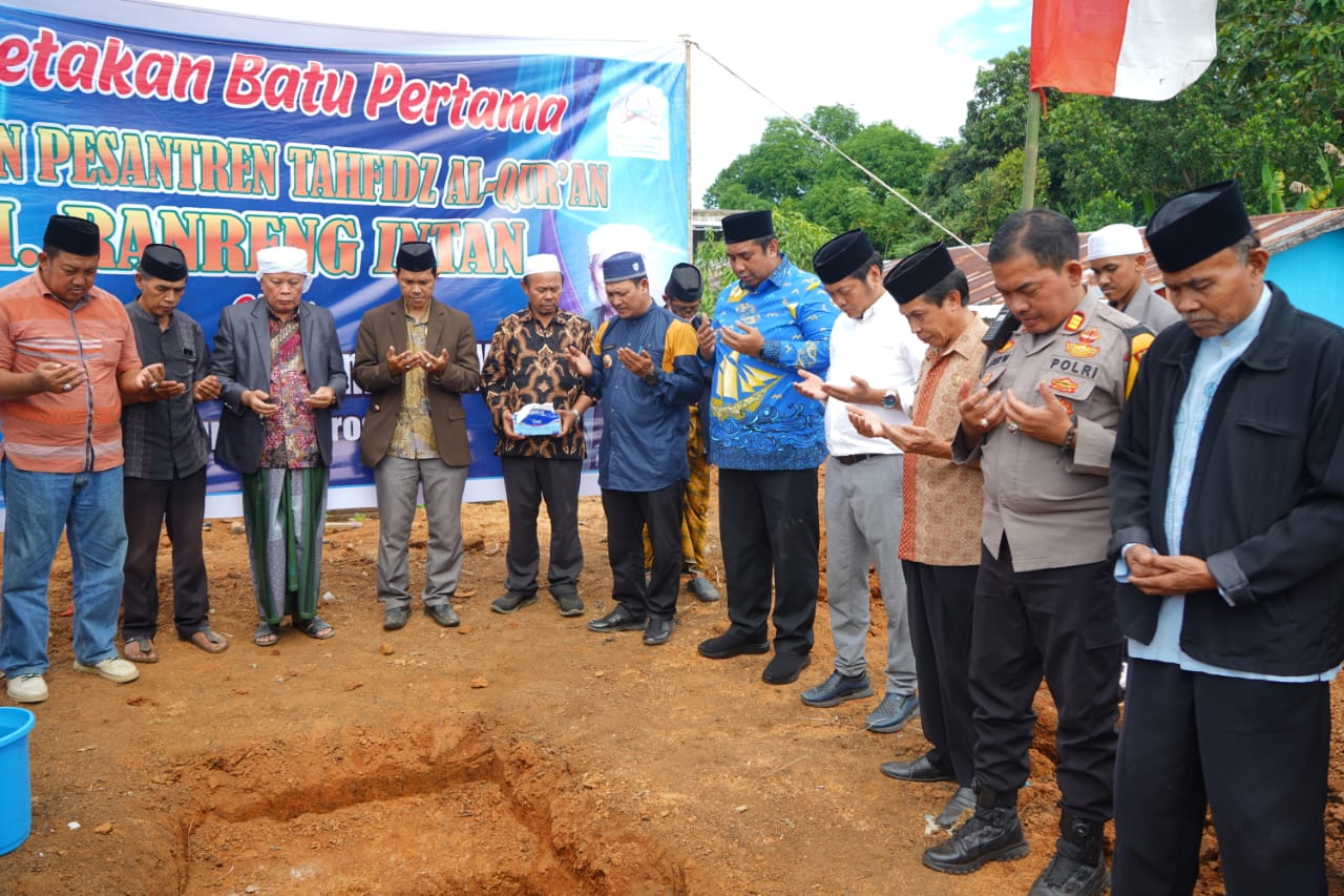 Bupati Maros, H.A.S Chaidir Syam melakukan peletakan batu pertama pembangunan gedung Pesantren Tahfidz Al-Quran Yayasan H Ranreng Intan (Yari), Kamis (25/5/2023).