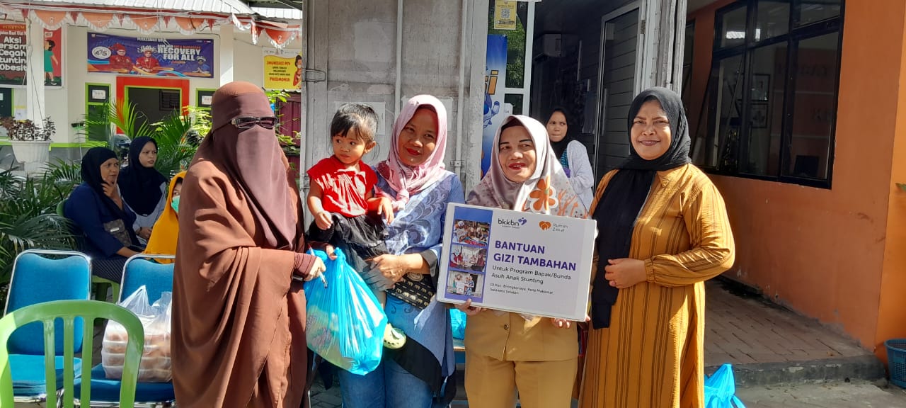 Rumah Zakat Sulsel bersama Badan Kependudukan dan Keluarga Berencana Nasional (BKKBN) Provinsi Sulsel menyalurkan paket sembako kepada warga di Kecamatan Biringkanay Makassar, Selasa (30/5/2023).