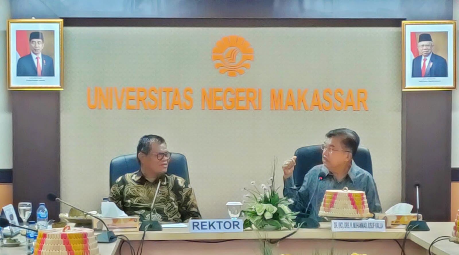 Wakil Presiden (Wapres) Indonesia Muhammad Jusuf Kalla (JK) saat bertandang ke UNM dalam rangka "Bincang Entrepreneurship" bersama unsur pimpinan UNM, di Lantai 7 Menara Pinisi UNM, Jum'at (2/6/2023).