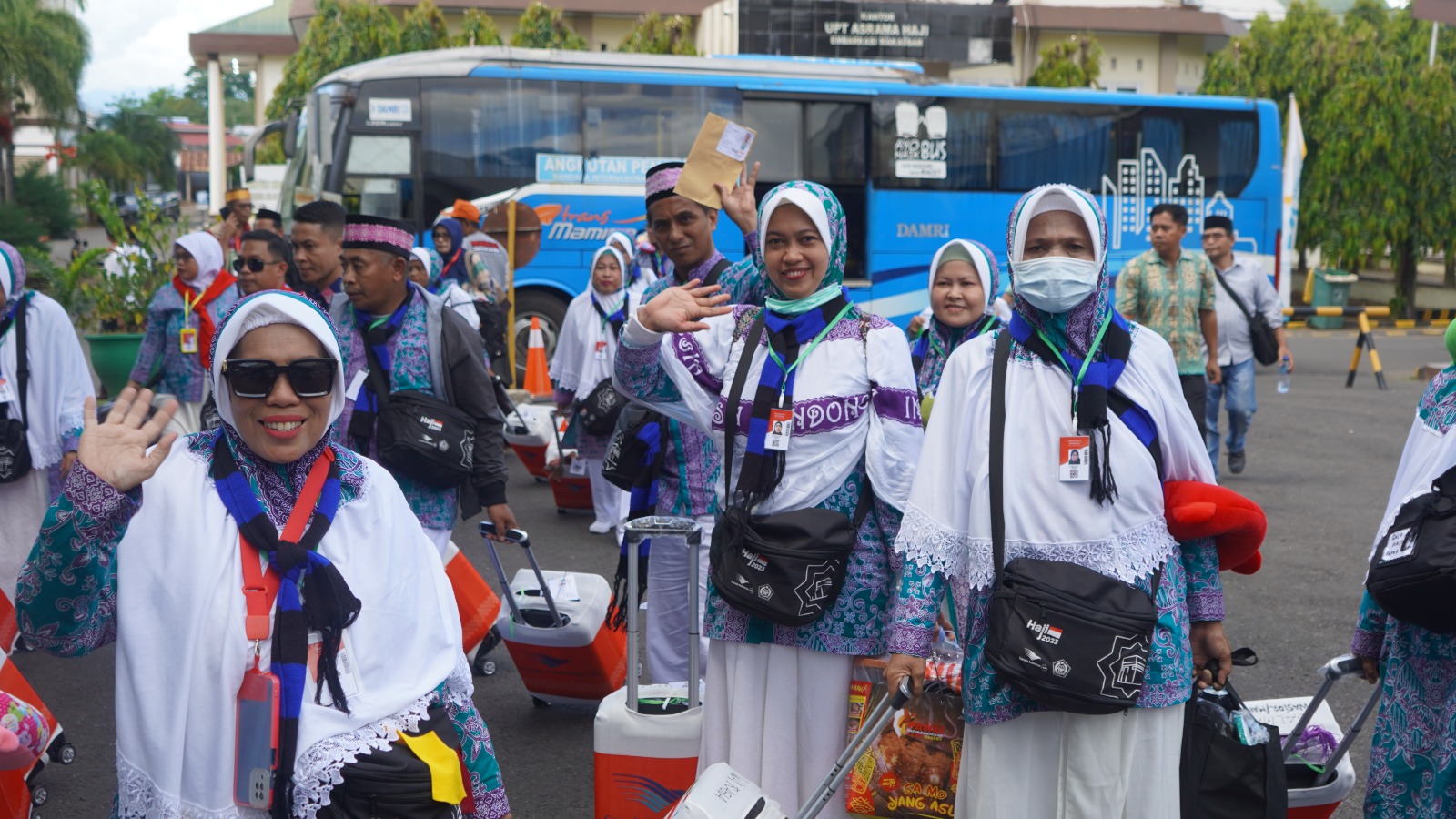 Jemaah Haji Indonesia saat berada di Asrama Haji Sudiang Makassar Sulsel, Jemaah Haji Indonesia diminta untuk terus jaga kesehatan saat di Arab Saudi pasalnya cuaca saat ini panas, Selasa (6/6/2023).