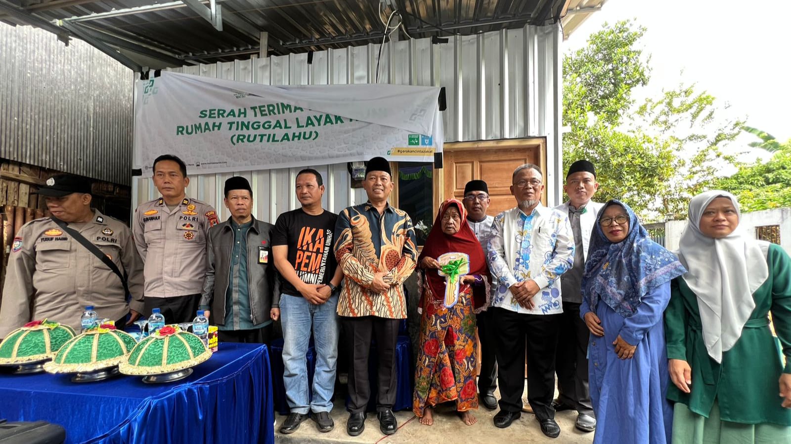 Lurah Bontoa Kecamatan Mandai Kabupaten Maros, M Ilham Halimsyah mengaku terharu saat mendampingi warganya, Becce (80 tahun), saat peresmian rumah layak huni, Sabtu (10/6/2023). Pihaknya menyampaikan terimakasih atas bantuan tersebut.