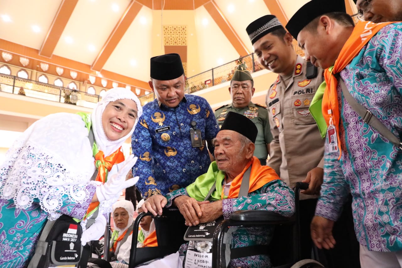 Bupati Bantaeng, Ilham Azikin bersama Wakil Bupati Bantaeng Sahabuddin, Forkopimda dan sejumlah Kepala OPD Lingkup Pemkab Bantaeng menghadiri pelepasan Jemaah Calon Haji (JCH) Kloter 41 Bantaeng di Masjid Syekh Abdul Gani, Kecamatan Bantaeng, Senin (19/6/2023).