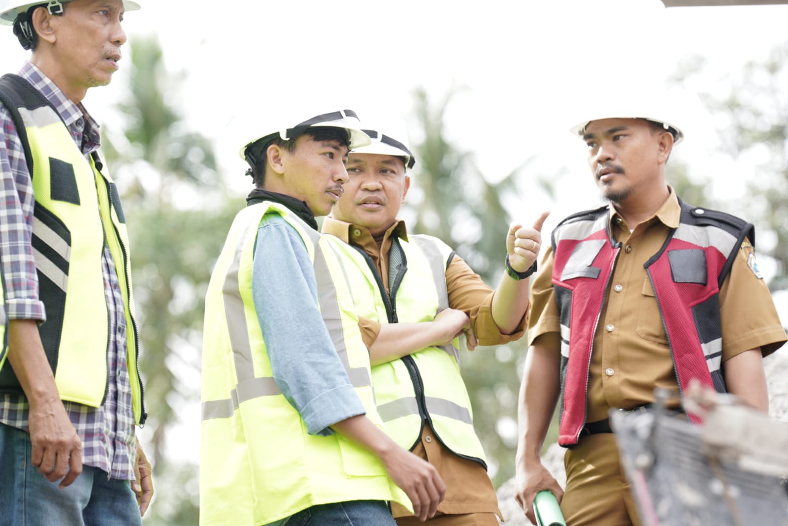 Bupati Bantaeng, Ilham Azikin didampingi sejumlah Kepala OPD lingkup Pemkab Bantaeng mengunjungi Cekdam Kasiping, Desa Bonto Tiro, Kecamatan Sinoa, Selasa (20/6/2023).