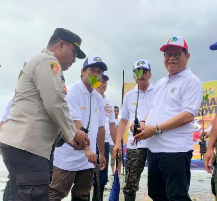 Rektor UNM, Prof. Dr. Ir. H. Husain Syam, M.TP., IPU., ASEAN Eng memimpin langsung penanaman 1.000 pohon mangrove di kawasan Pantai Baluno, Desa Binanga, Kecamatan Sendana, Kabupaten Majene Sulbar, Selasa (20/6/2023).