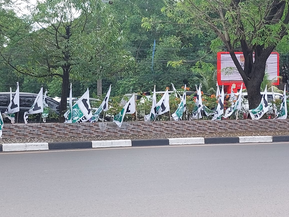 Suasana atribut PKB disebar di Jalan Perintis Kemerdekaan Depan Pintu 1 Unhas kota Makassar.