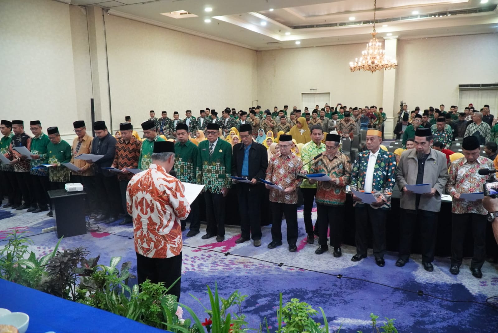 Ketua Pimpinan Wilayah (PW) Muhammadiyah Sulsel Prof Ambo Asse Sulsel mengukuhkan 276 orang Pengurus Pimpinan Daerah Muhammadiyah se-Sulsel dilaksanakan di Hotel Aryaduta, Makassar, Sabtu (8/7/2023).