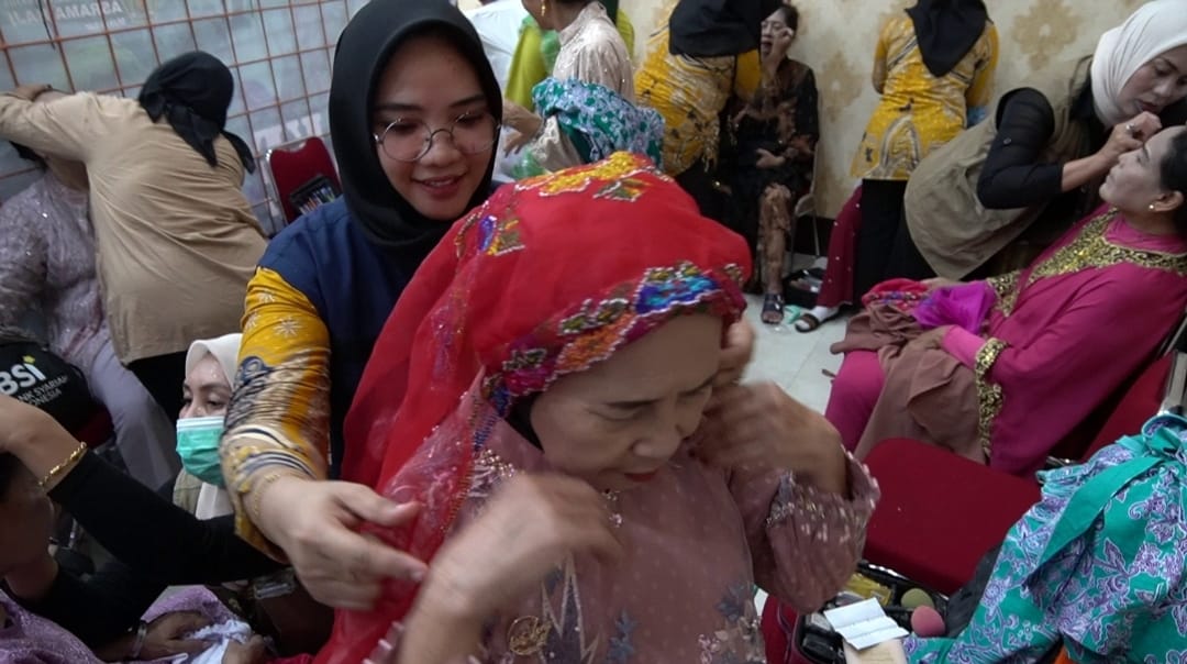 Petugas Penyelenggara Ibadah Haji (PPIH) debarkasi Makassar memberikan layanan terbaik kepada jemaah haji khususnya bagi jemaah haji perempuan mendapat jasa make up artist ingin tampil cantik, terlihat di aula Arafah asrama haji Sudiang Makassar, Selasa (18/7/2023).