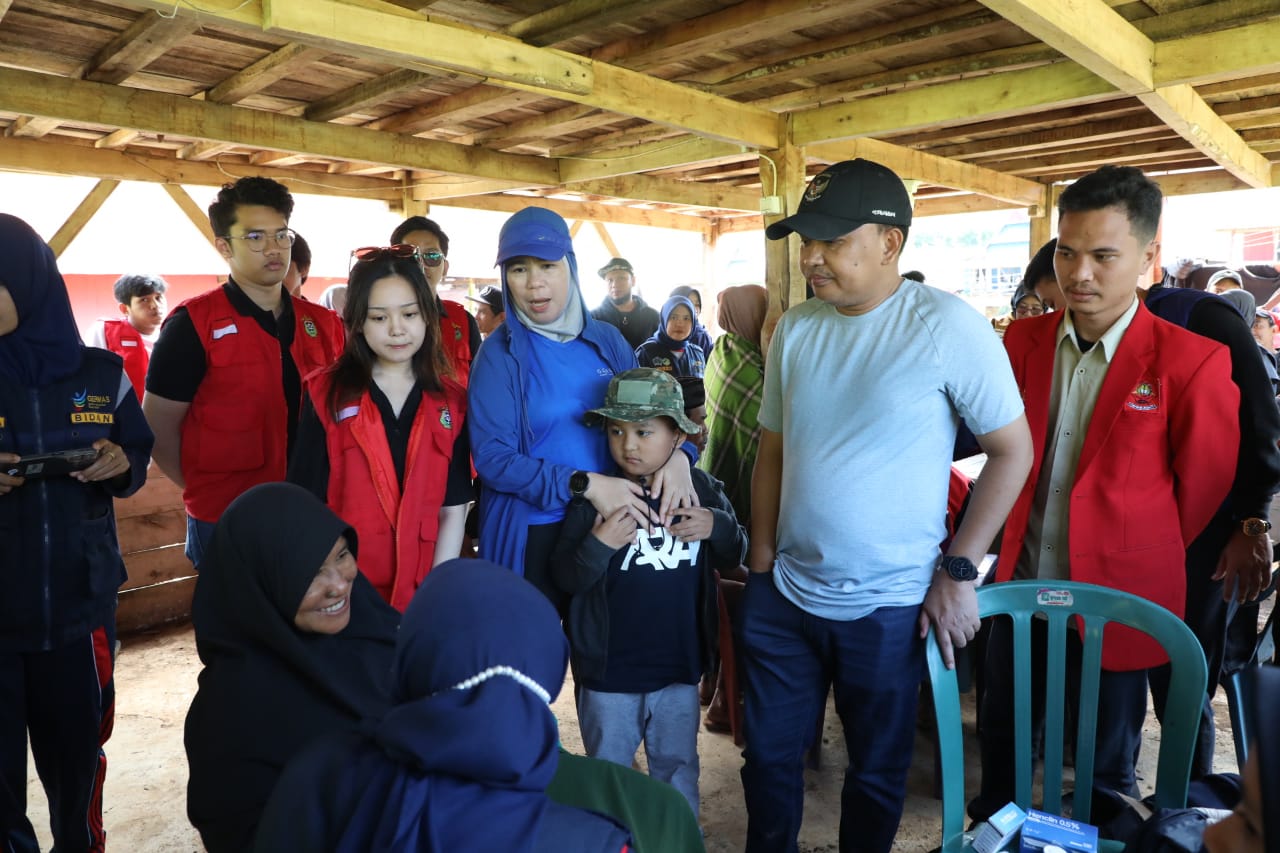 Bupati Bantaeng Ilham Azikin bersama jajaran Dinas Kesehatan, Tim Penggerak PKK Kabupaten Bantaeng dan Himpunan Pelajar Mahasiswa Bantaeng (HPMB) Raya melaksanakan program kesehatan Dokter Traveling di Kampung Babangeng, Desa Pa'bumbungan, Kecamatan Eremerasa, Rabu (19/7/2023).