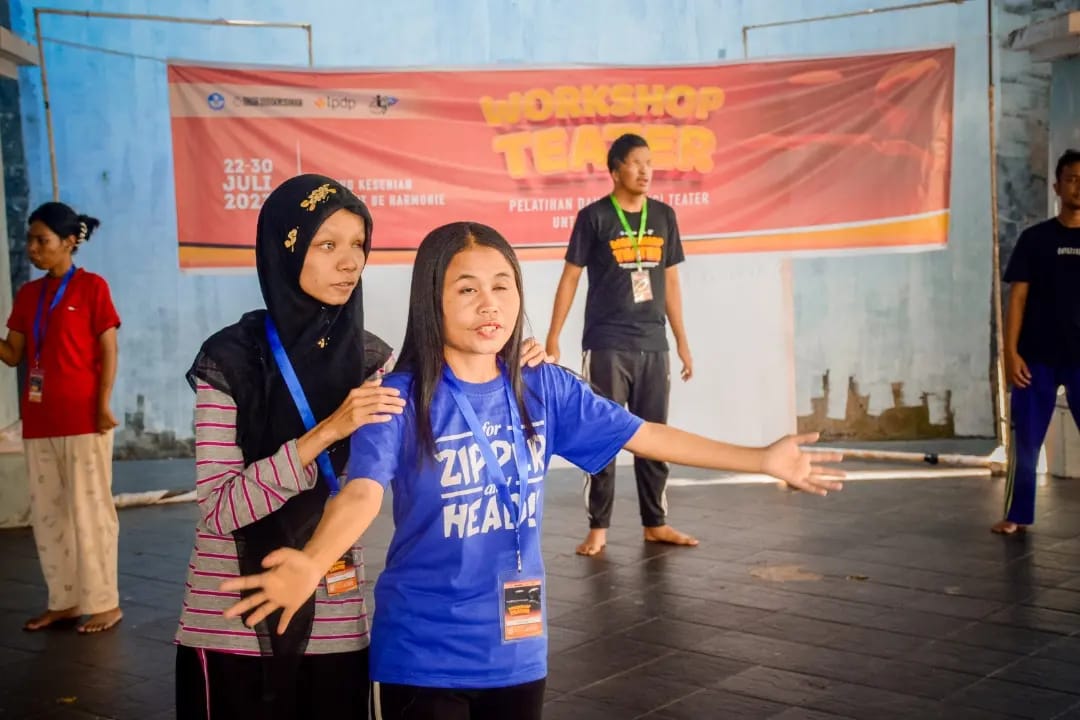 Penyandang disabiltas saat latihan pementasan teater di Gedung Kesenian Sulsel, Societeit De Harmonie. pihaknya bakal melakukan pementasan teater, Jum'at - Minggu (28-30/7/2023).