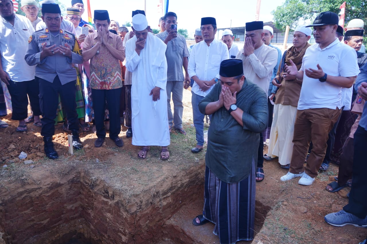 Bupati Maros, H.A.S Chaidir Syam melakukan peletakan batu pertama pembangunan Masjid Besar Kecamatan Mandai, Jumat (28/7/2023).