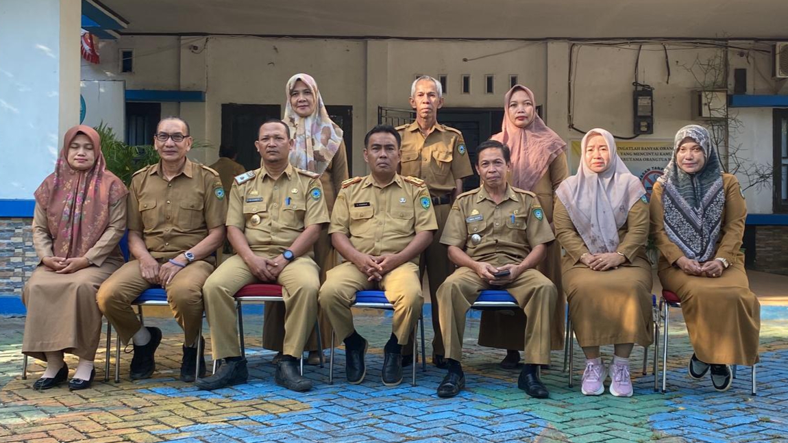 Foto bersama usai acara pelepasan purna bakti Camat Mandai H Abdul Razak SE di Aula Kecamatan Mandai Kabupaten Maros, Senin (31/7/2023) belum lama ini. Plt Andi Chaebar SIP MSi apresiasi dan terimakasih atas dedikasinya selama ini.