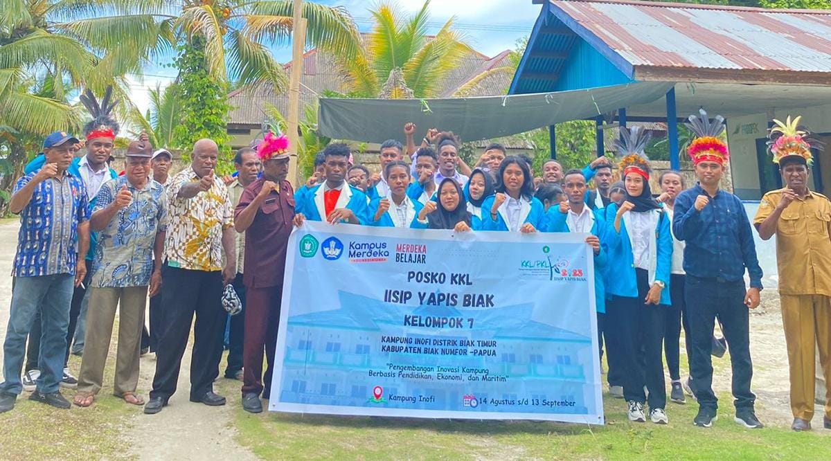 Mahasiswa KKL foto bersama usai acara penerimaan yang dilaksanakan di Kantor Kampung Inofi, Distrik Biak Timur, Kabupaten Biak Numfor, Senin (14/8/2023). Kegiatan KKL ini bakal dilaksanakan hingga 13 September 2023 mendatang.