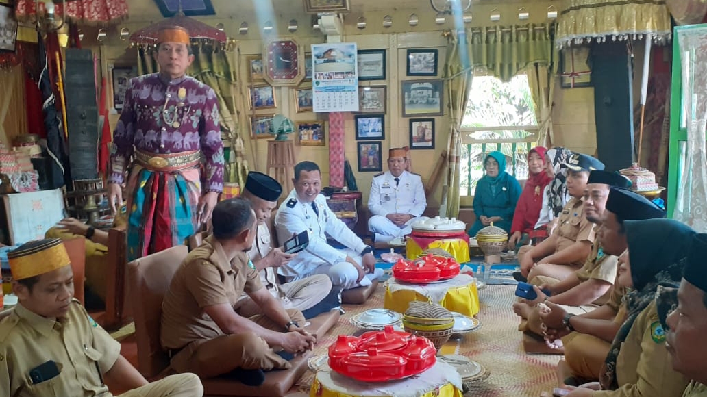 Kerajaan Adat Marusu melakukan penyambutan pejabat baru di Balla Lompoa Kassi Kebo Kelurahan Baju Bodoa Kecamatan Maros Baru Kabupaten Maros, Senin (14/8/2023) kemarin.