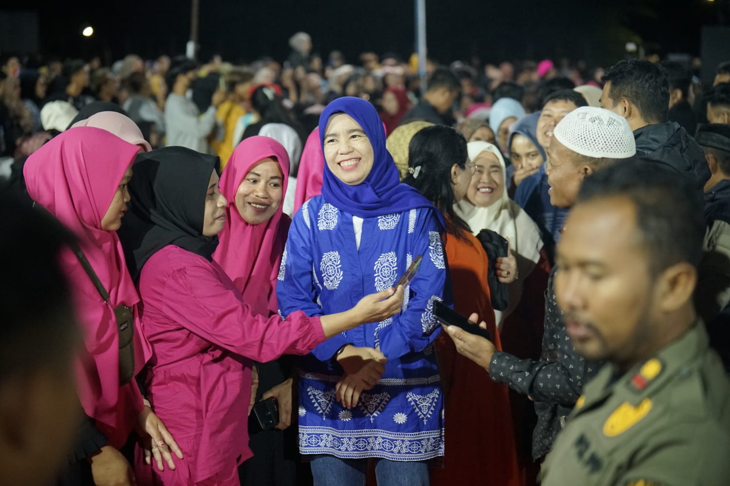 Ketua TP PKK Bantaeng Sri Dewi Yanti (SDY) menghadiri dan membuka Parade Makeup Artist (MUA) Tompobulu Season 2 di Lapangan Tompobulu, Senin (21/8/2023) malam.