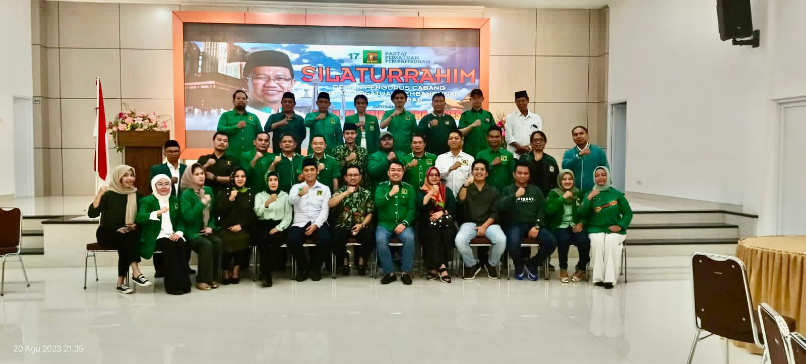 Foto bersama Waketum PPP bersama pengurus lainnya, Bakal Calon Legislatif (Bacaleg) Partai Persatuan Pembangunan (PPP) Hj. Umiyati meraih survei cukup signifikan internal partai.