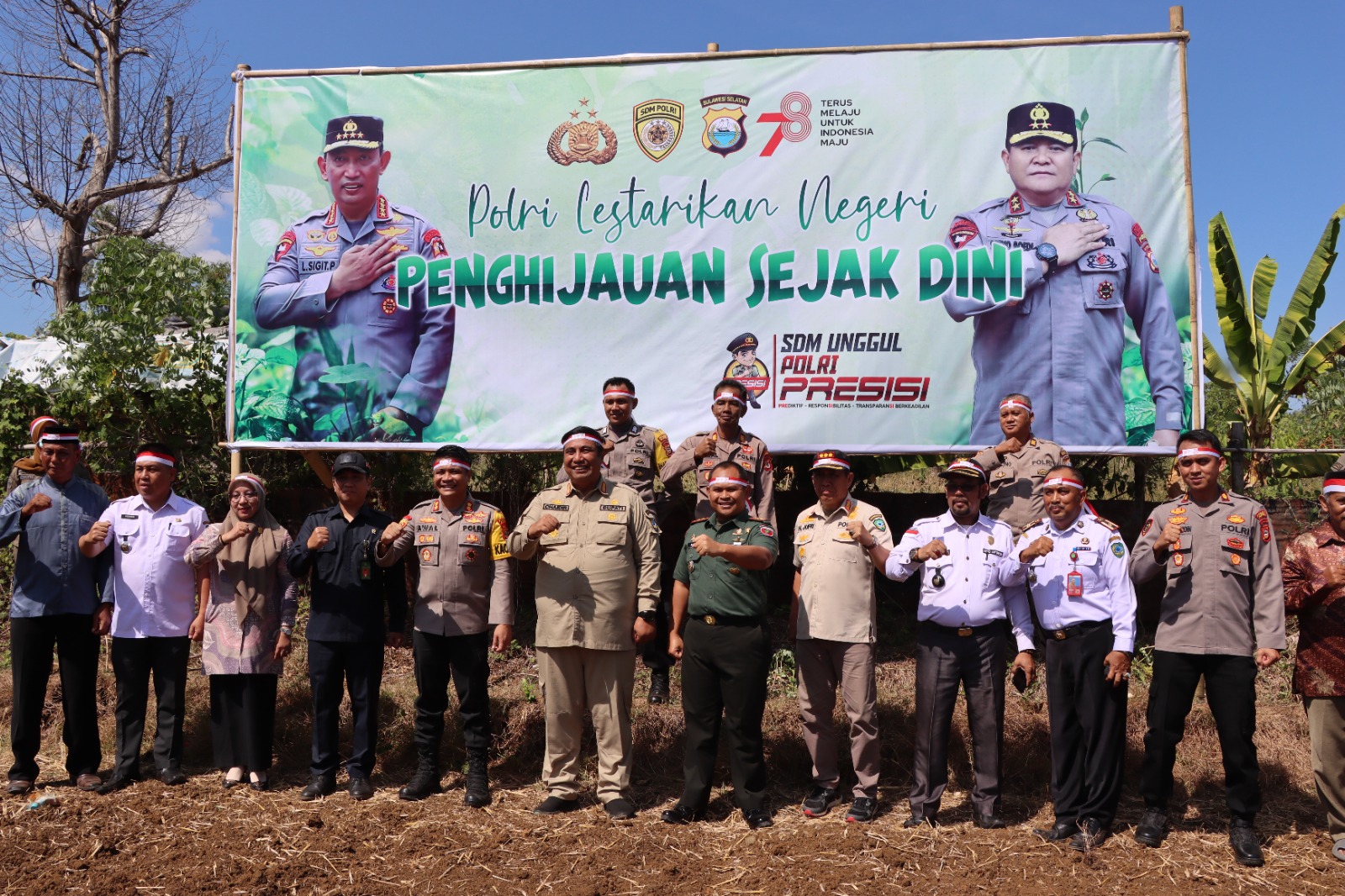 Bupati Maros berfoto seusai melakukan penanaman pohon bersama Kapolres Maros, AKBP Awaluddin Amin, S.I.K dan jajarannya, TNI, para kepala OPD, camat, dan lurah, di kawasan Kampung Macakka Desa Lekopanccing Kecamatan Tanralili, Rabu (23/8/2023).