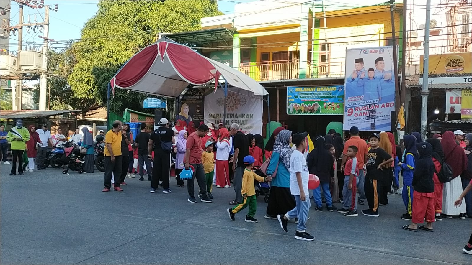 Pimpinan Cabang (PC) Muhamadiyah dan Pimpinan Cabang 'Aisyiyah (PCA) Karunrung Kota Makassar menggelar jalan sehat di Jalan Tamalate, Kota Makassar, Sabtu (26/8/2023).