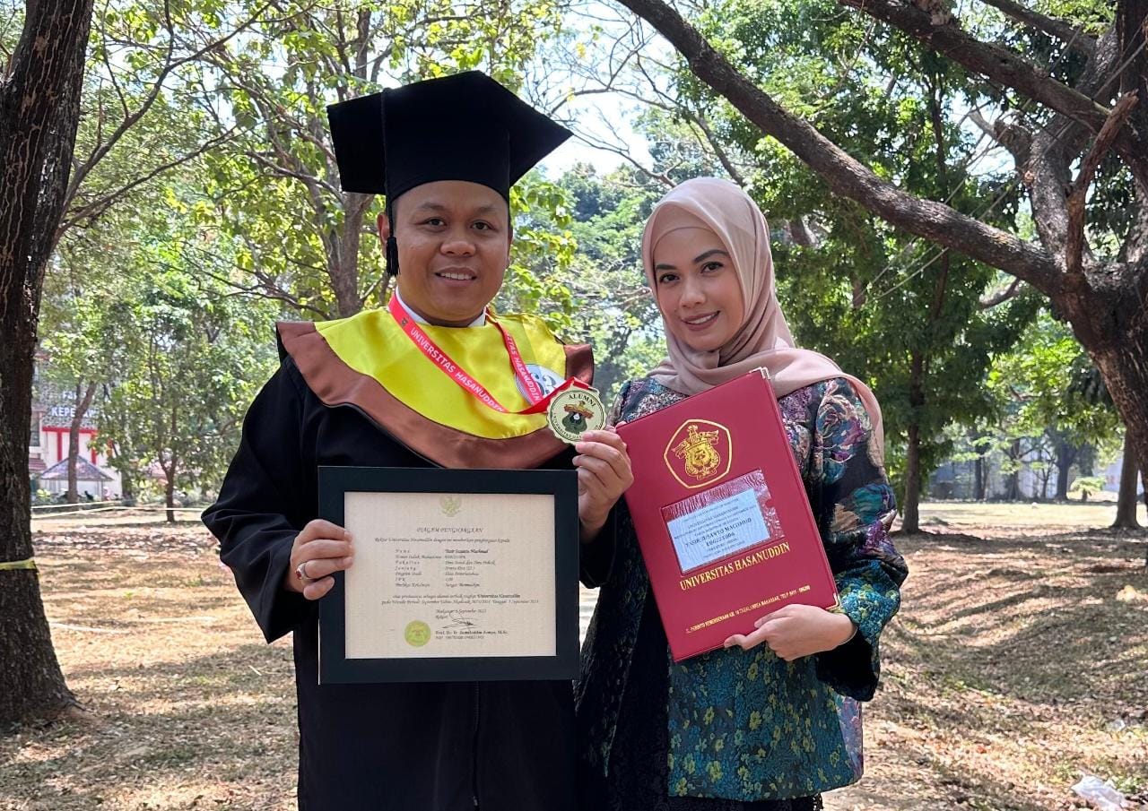 Yasir Machmud bersama Istri usai menggelar wisuda di Baruga A.P. Pettarani Unhas, Rabu (6/9/2023), Yasir Machmud meraih wisudawan terbaik dan berhasil mendapatkan IPK 4.0.