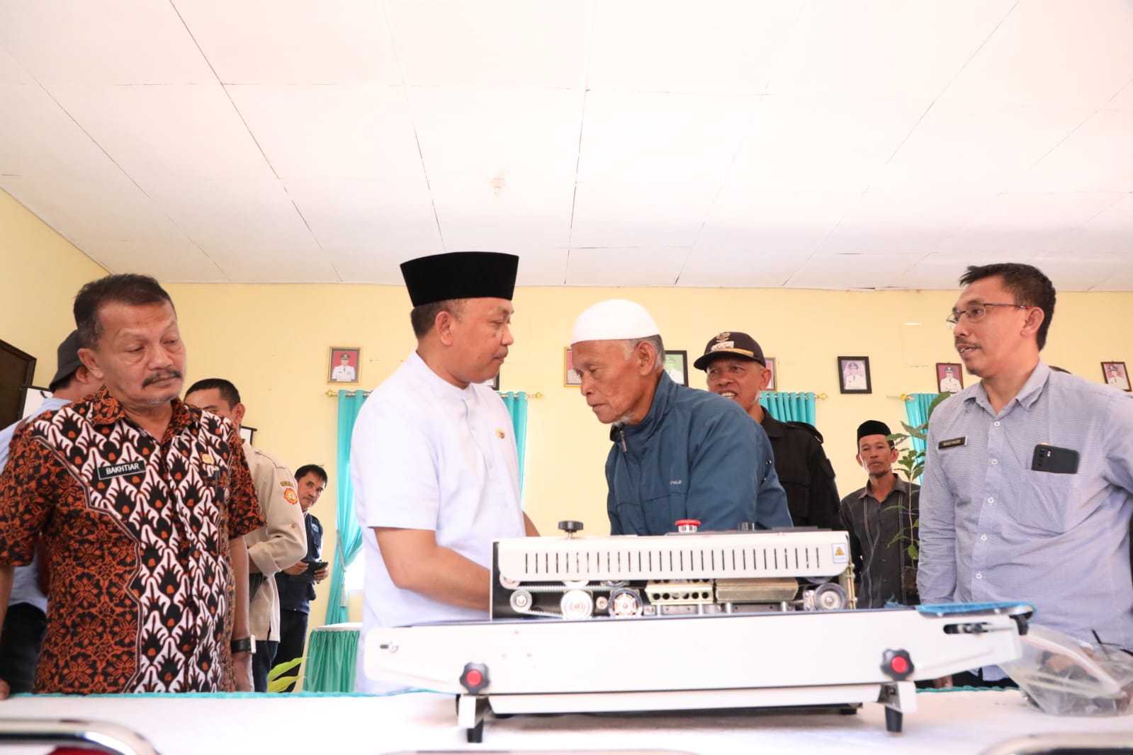 Bupati Bantaeng Ilham Azikin bersama sejumlah pimpinan OPD lingkup Pemkab Bantaeng menyerahkan bantuan Alat Pengolahan Kopi di Kecamatan Uluere, Jumat (8/9/2023) siang.