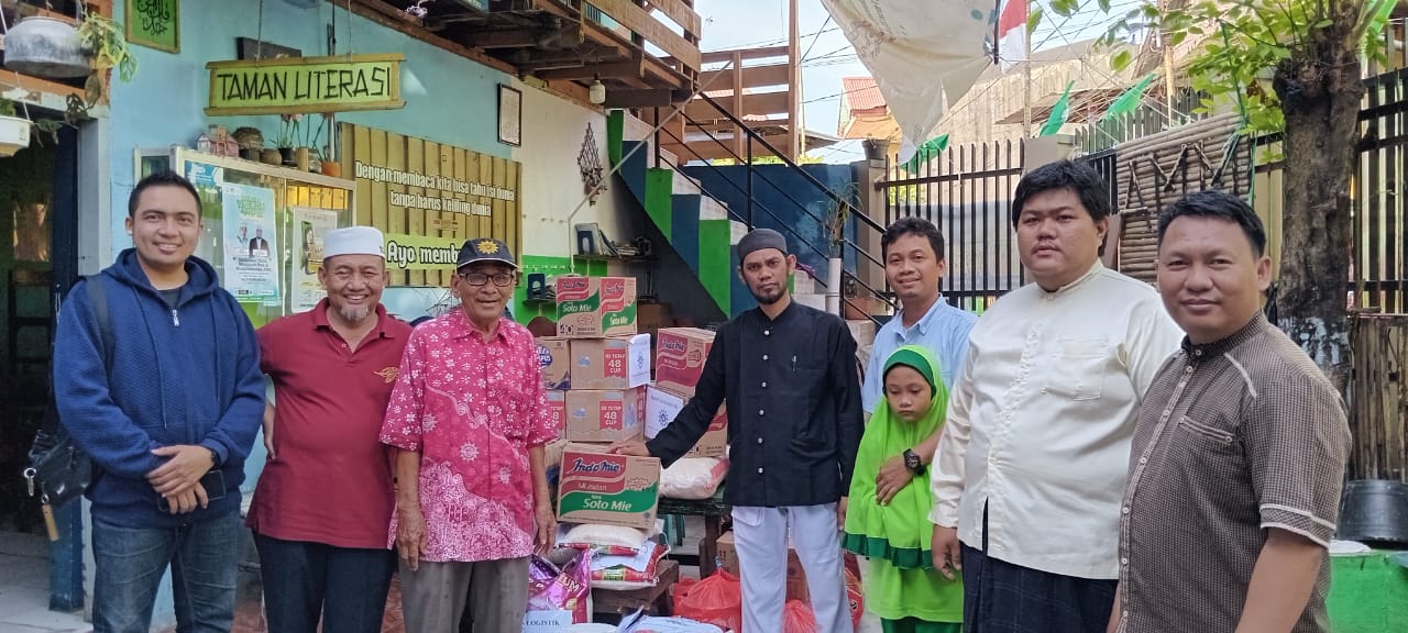 Majelis Pembinaan Kesejahteraan Sosial (MPKS) Pimpinan Daerah (PD) Muhammadiyah Makassar menyerahkan bantuan sembako bagi korban kebakaran di jalan barukang utara, Jum'at (15/9/2023).