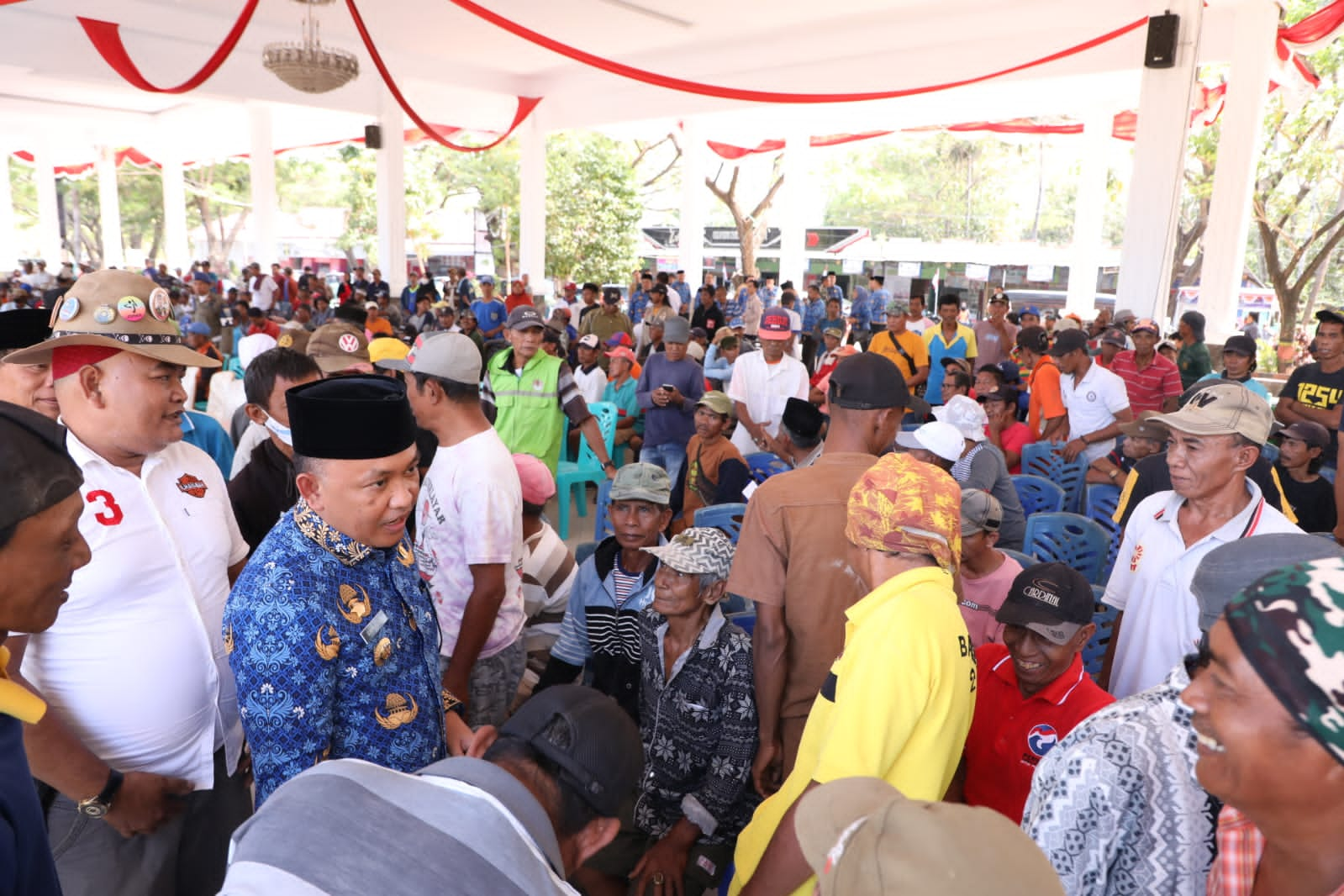 Bupati Bantaeng Ilham Azikin menghadiri Pendistribusian Zakat dan Infaq tahap ke-32 kepada Mustahiq Badan Amil Zakat Nasional (BAZNAS) Kabupaten Bantaeng di Tribun Pantai Seruni, Kecamatan Bantaeng, Senin (18/9/2023).