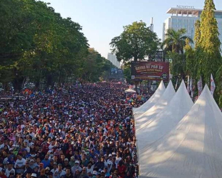 Satu Juta Masyarakat Sulsel Tumpah Hadiri Jalan Gembira Bareng Anies-Cak Imin di Depan Monumen Mandala Makassar, Minggu (24/9/2023).