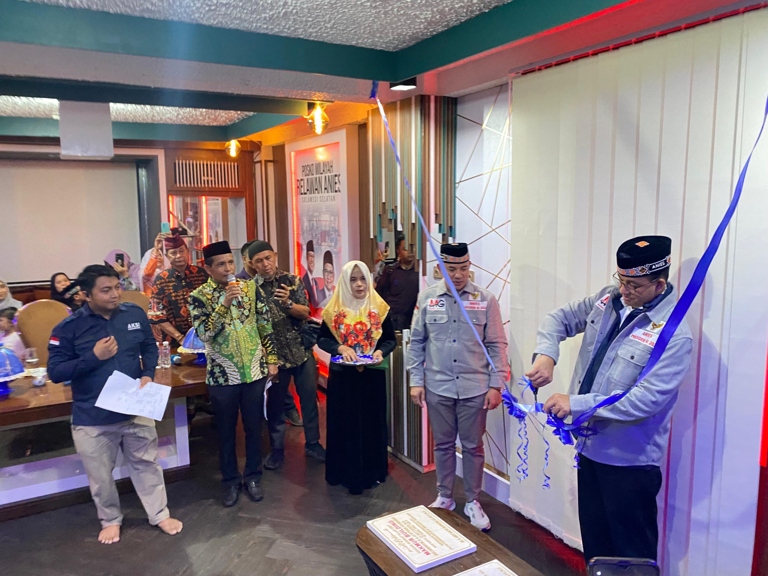 Bakal calon Presiden, Anies Baswedan meresmikan langsung posko AMIN (Anies Baswedan - Muhaimin Iskandar) untuk wilayah Sulawesi Selatan, di posko kompleks Ramayana, Kota Makassar, Sabtu (23/9/2023).