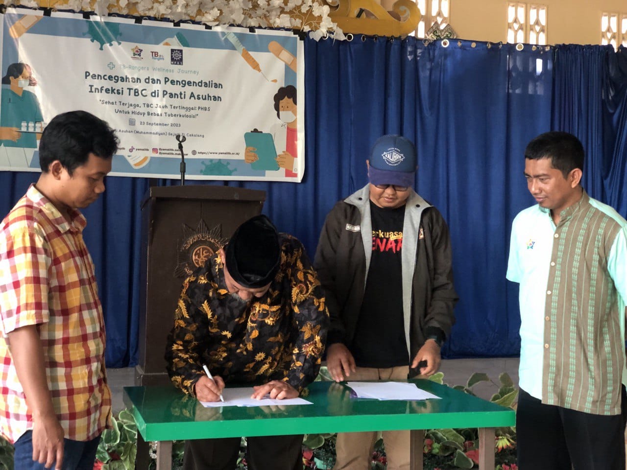 Majelis Pembinaan Kesejahteraan Sosial (MPKS) Pimpinan Daerah Muhammadiyah Kota Makassar membangun kolaborasi bersama Yayasan Masyarakat Peduli Tuberkulosis (Yamali TB), dengan penandatanganan Memorandum of Agreement (MoA) antara Ketua MPKS Muhammadiyah Makassar, Subani Martonadi dengan Ketua Yamali TB Kasri Riswadi, di Aula Panti Asuhan Sejati Muhammadiyah, Jl. Cakalang, Makassar, Sabtu (23/9/2023).